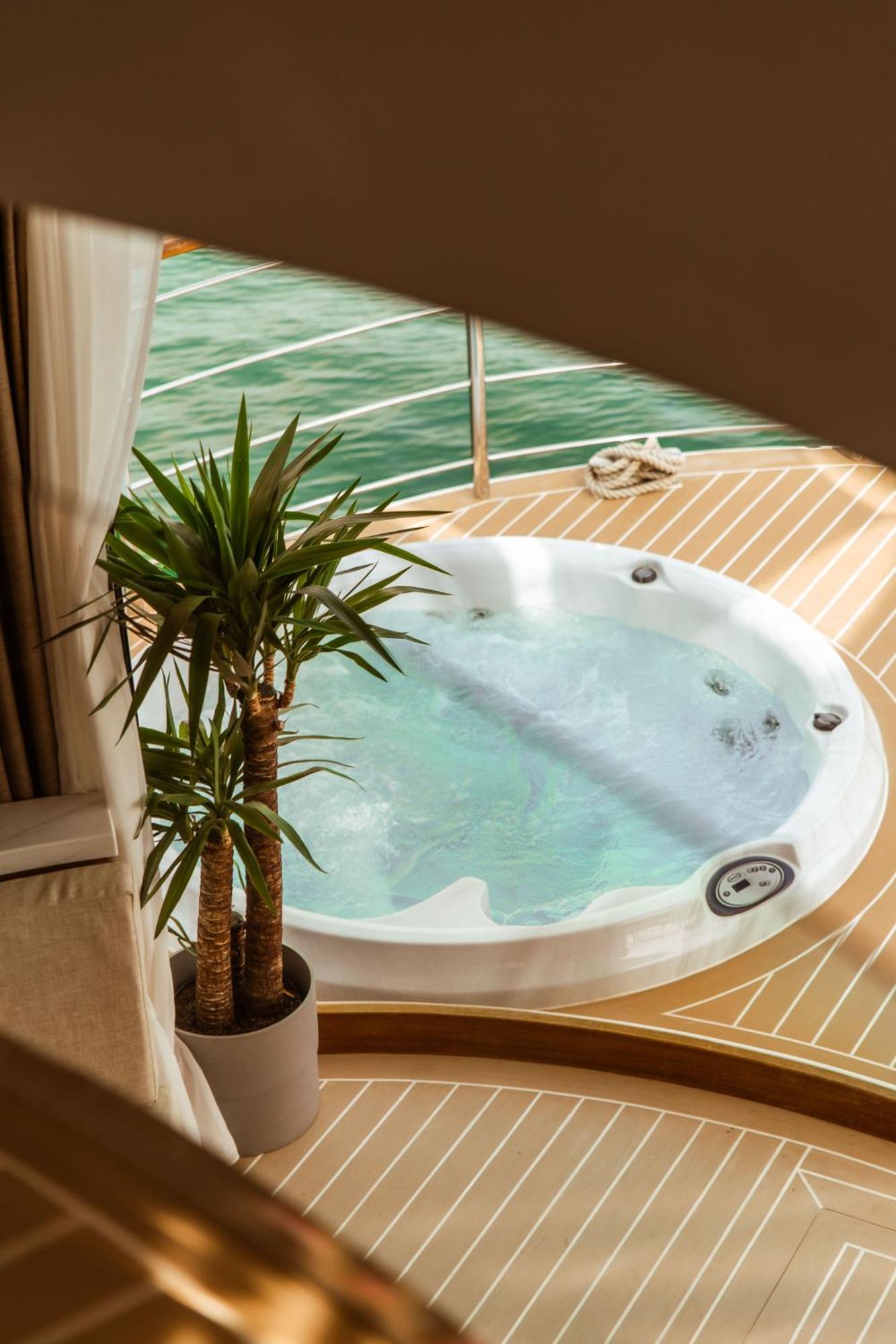 Luxury Floating - *