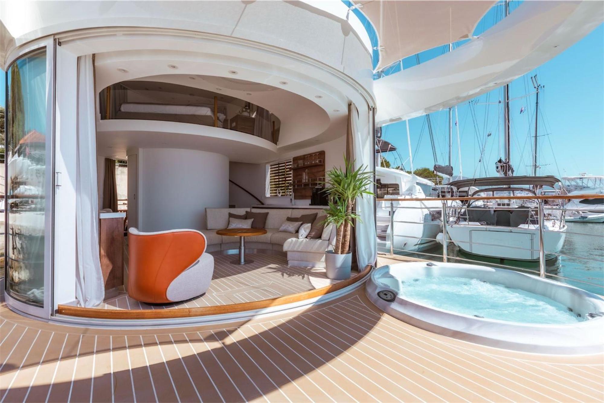 Botel Luxury Floating -